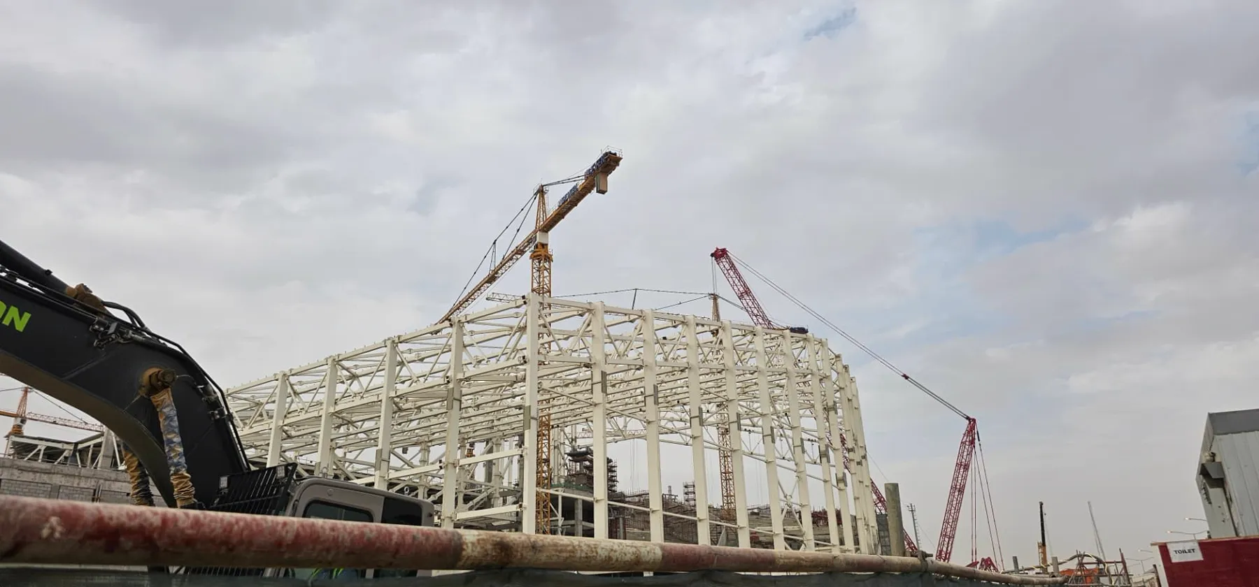 Steel structure and cranes on an ARS supported construction site