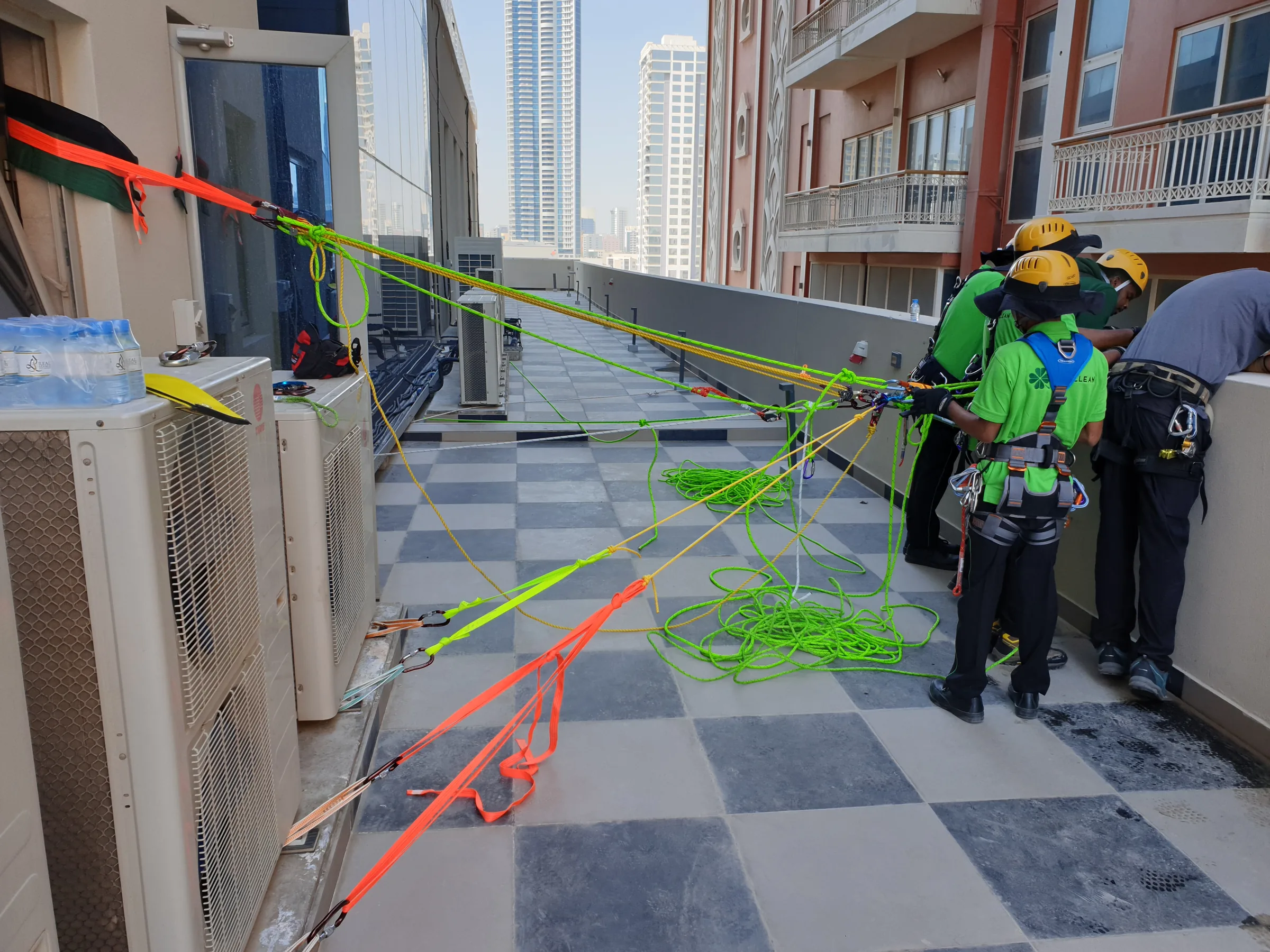 Rope-access system arranged across a rooftop work area